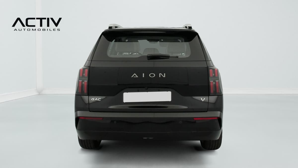 Aion V : face arrière du SUV avec feux à LED, barres de toit et hayon