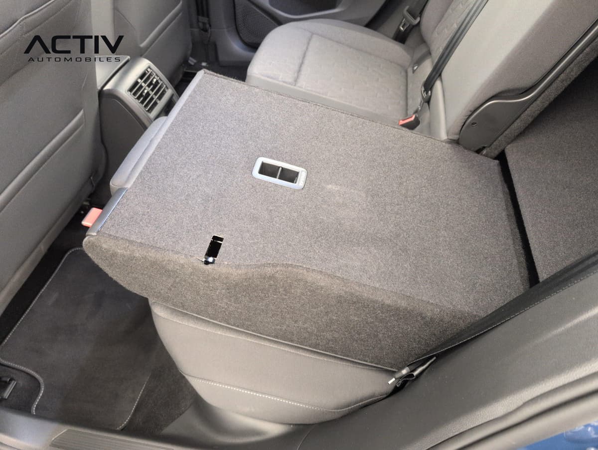 Volkswagen Golf 8 : banquette arrière avec assise rabattue vers l'avant, vue par la portière