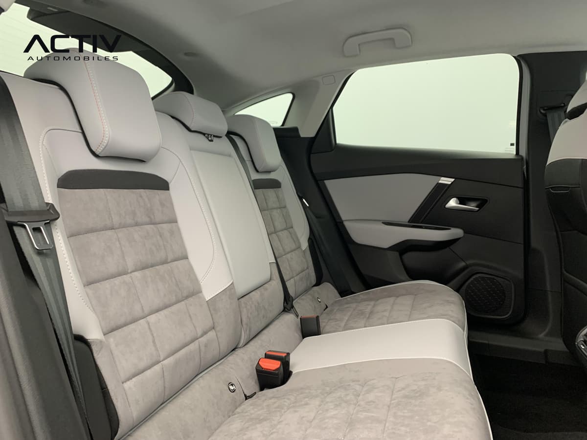 Citroën C4 : banquette arrière grise avec appuie-tête et ceintures, vue depuis le côté gauche