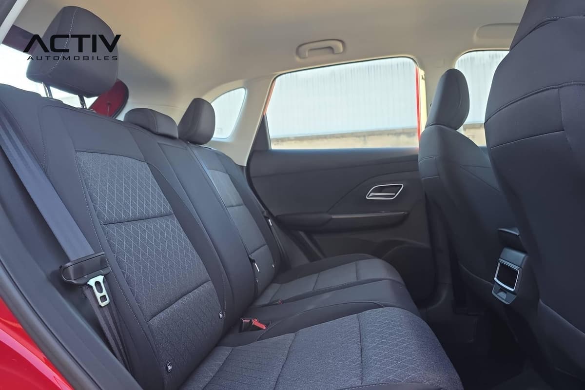 Mg ZS : banquette arrière en tissu noir vue depuis la portière arrière gauche ouverte