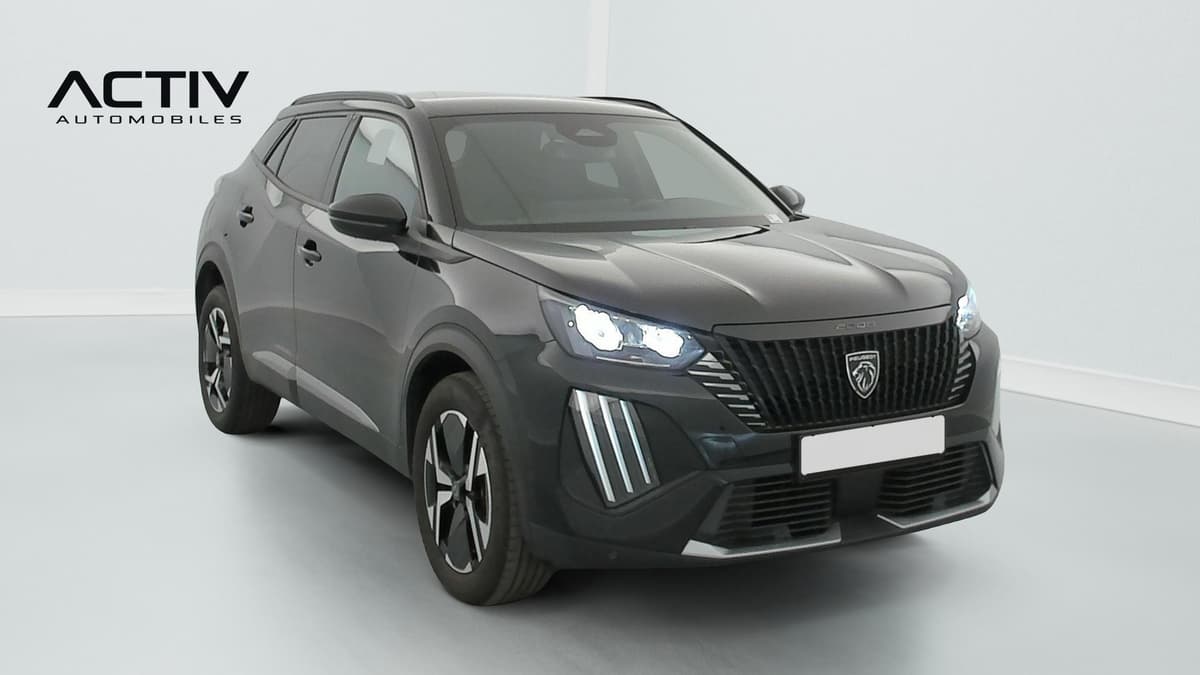 Peugeot 2008 : vue avant trois quarts droit, projecteurs LED allumés et jantes alliage