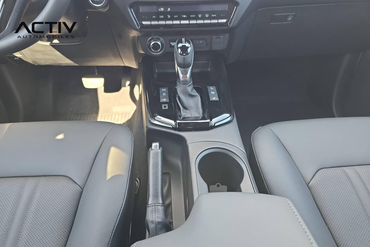 Isuzu D-MAX : console centrale avec levier de vitesses automatique, frein à main et porte-gobelet