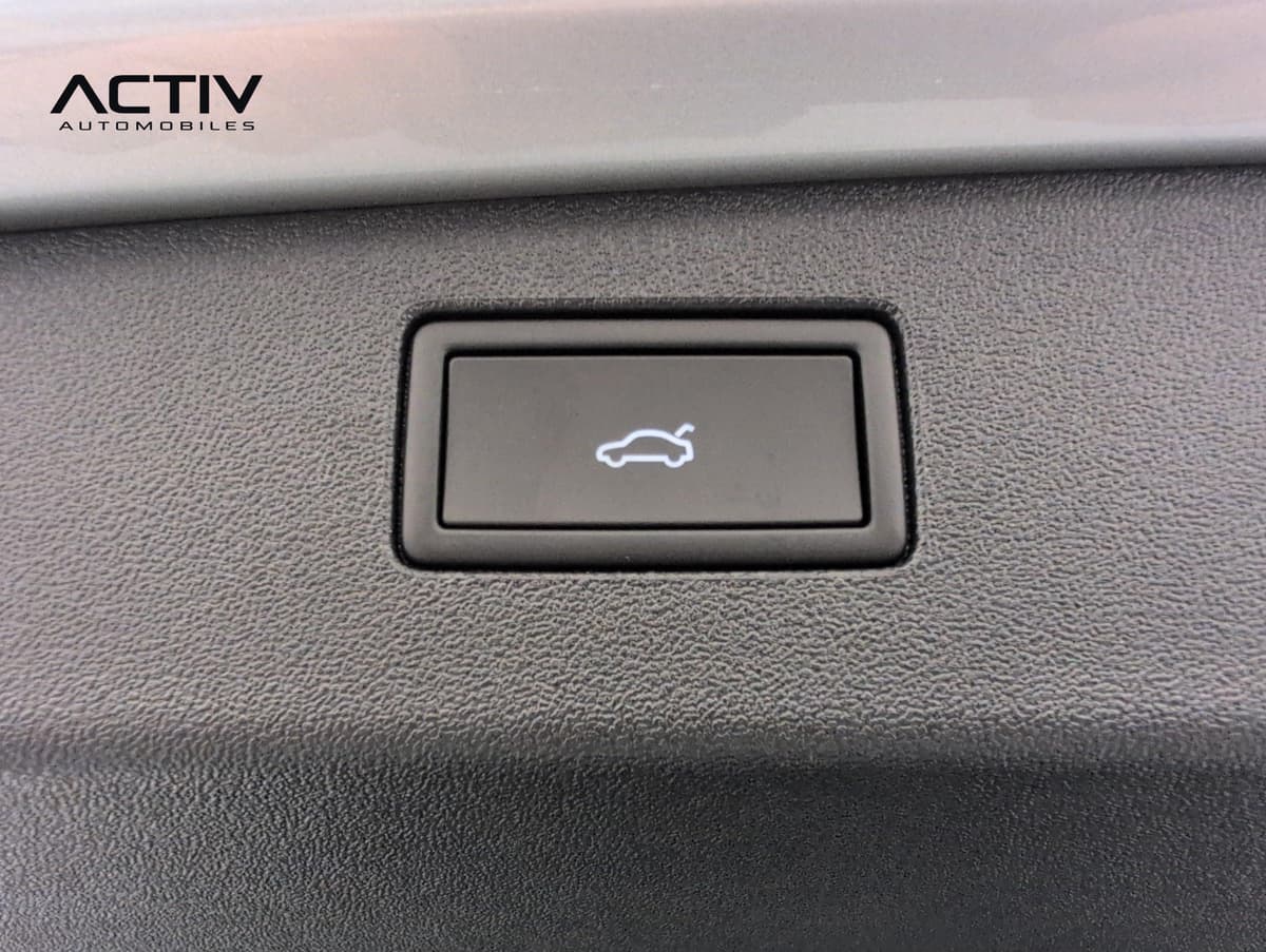 Volkswagen Tiguan : bouton de fermeture du hayon sur la garniture du coffre