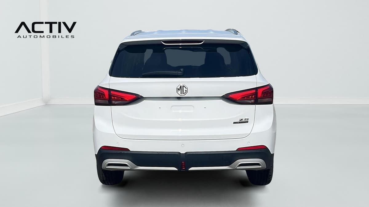 Mg ZS : face arrière blanche avec feux à LED, essuie-glace et capteurs de stationnement