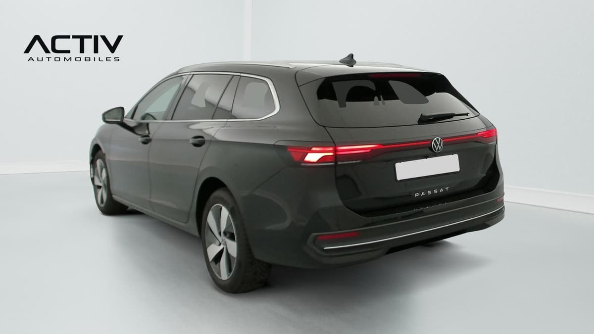 Volkswagen Passat : break vu de l'arrière trois quarts gauche avec feux arrière à LED reliés
