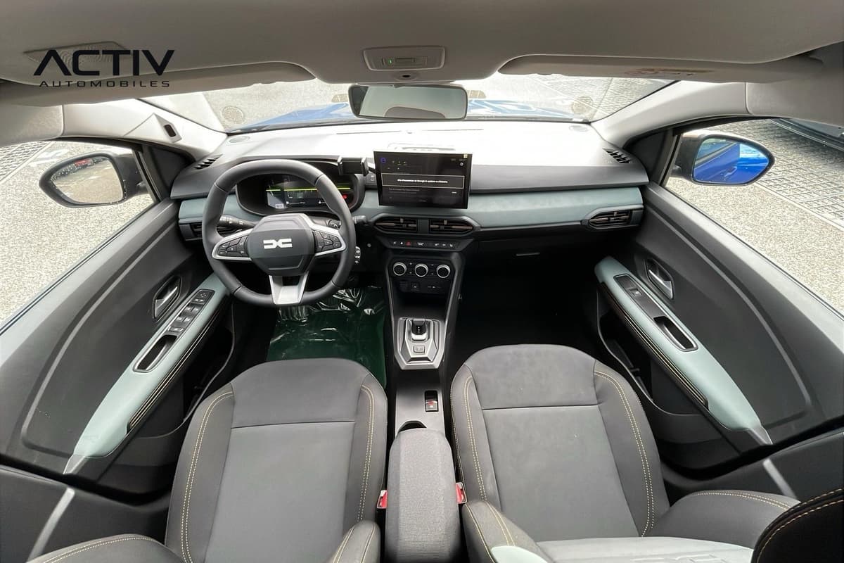 Dacia Sandero Gpl : habitacle avant vu de dessus avec planche de bord, écran, sièges et console