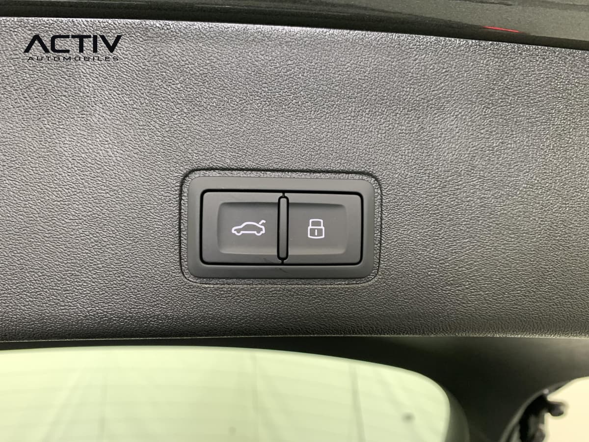 Audi Q3 Sportback Hybride : boutons d'ouverture et de verrouillage du hayon sur la garniture du coffre