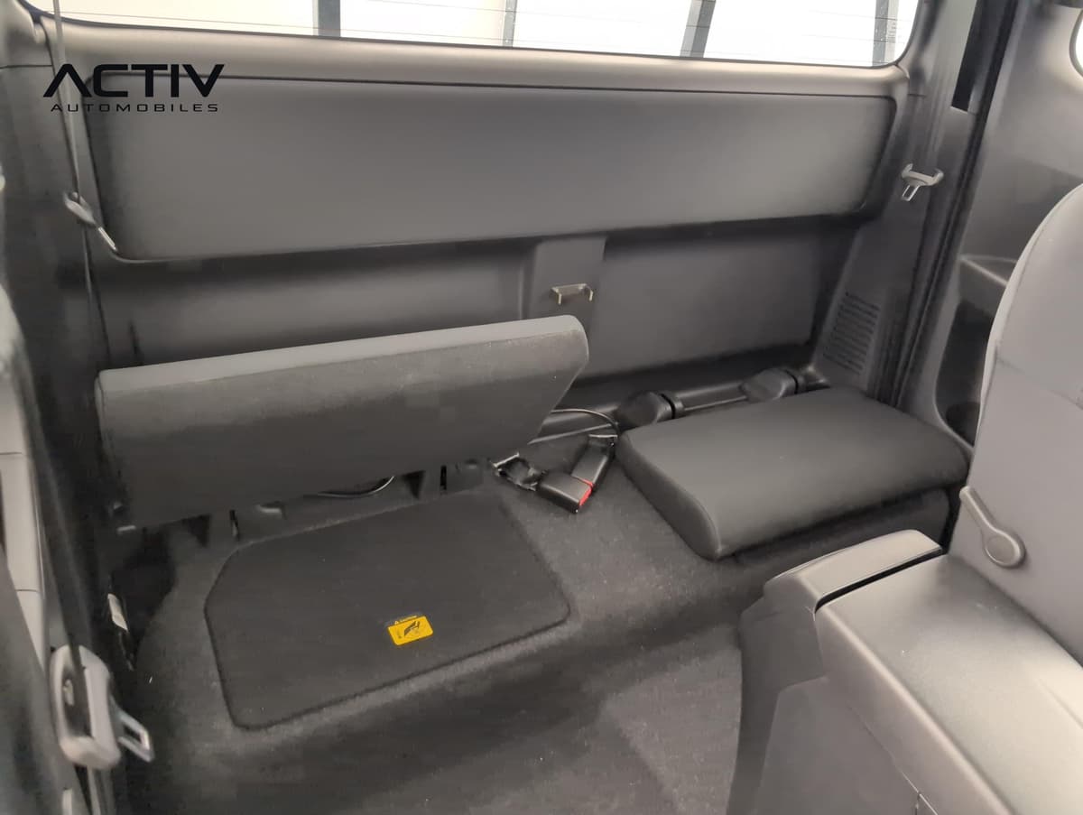 Isuzu D-MAX : sièges arrière rabattables en tissu noir dans la cabine, assise relevée