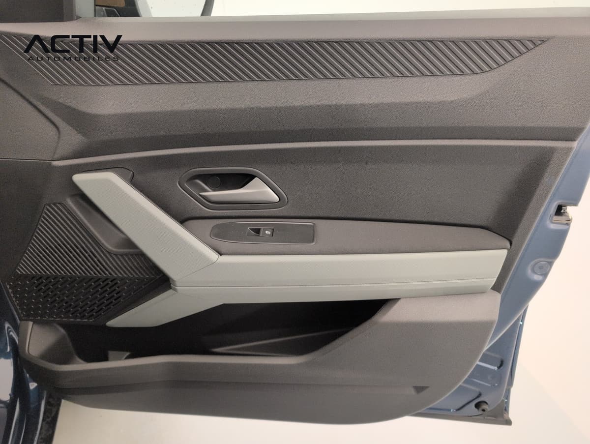 Dacia Bigster : panneau de porte avant en plastique gris foncé avec poignée et commande de vitre
