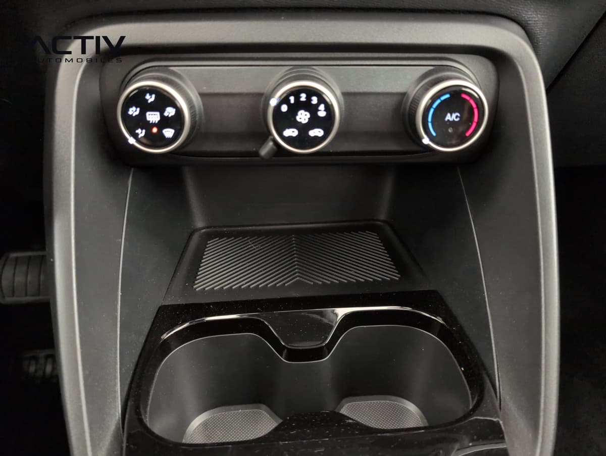Citroën E-C3 Aircross : trois molettes de climatisation au-dessus d'un range-gobelets de console