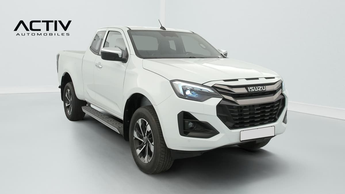 Isuzu D-MAX : pick-up blanc vu de l'avant trois quarts droit, avec marchepied latéral et jantes alliage