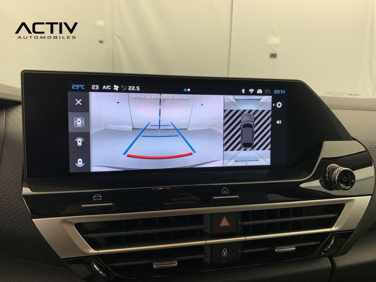 Citroën C4 : écran tactile affichant l'image de la caméra de recul avec vue du dessus