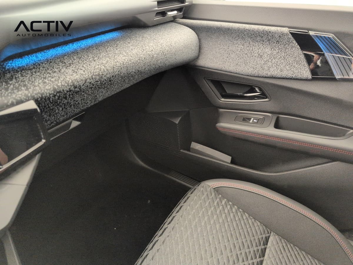 Renault Clio 6 : habitacle avant côté passager avec éclairage d'ambiance bleu et siège en tissu