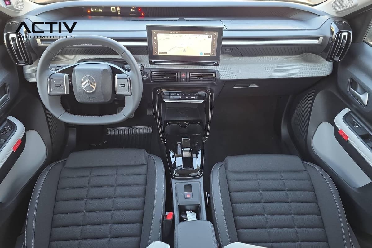 Citroën C3 Aircross : planche de bord vue du dessus avec écran tactile, volant et sièges avant en tissu