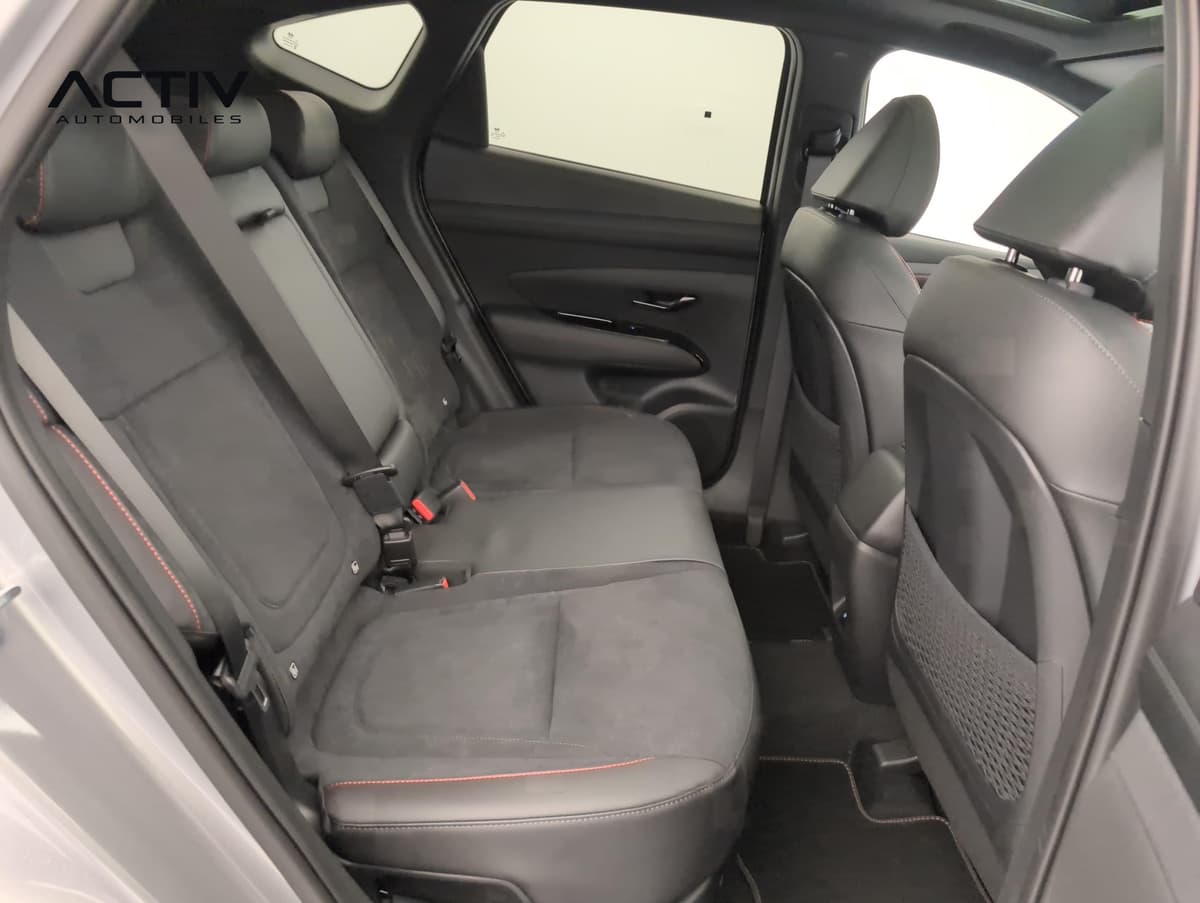 Hyundai Tucson : banquette arrière noire avec surpiqûres rouges vue par la portière ouverte