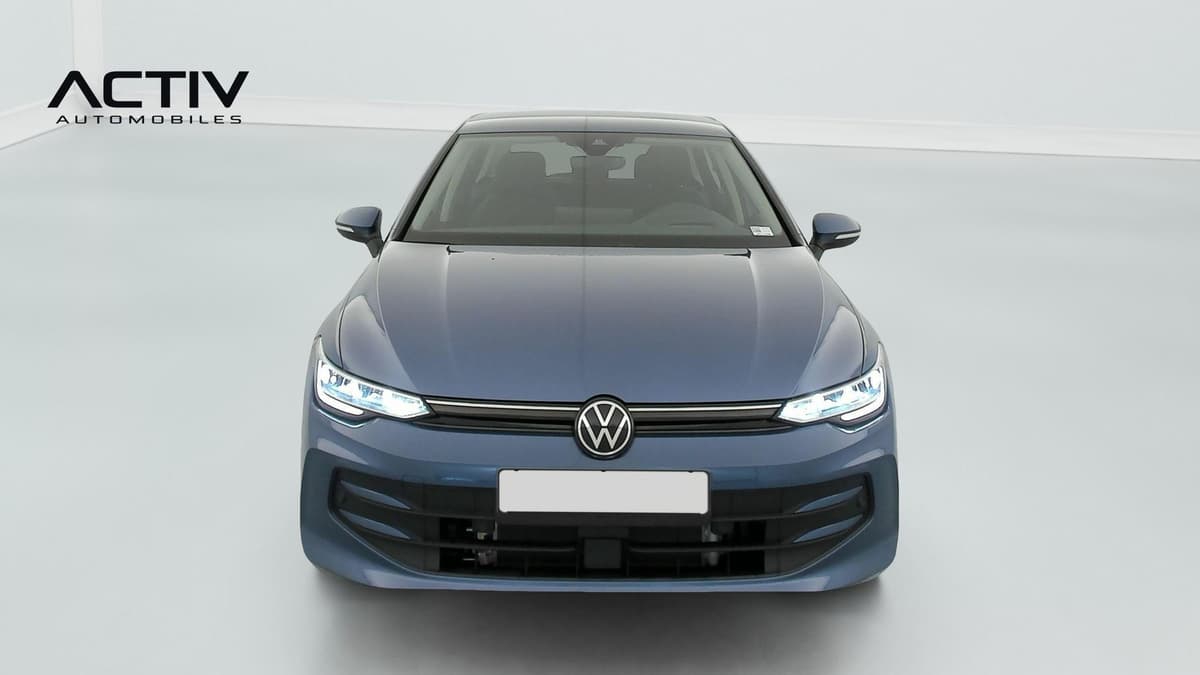 Volkswagen Golf 8 : face avant bleue avec projecteurs LED et calandre fine
