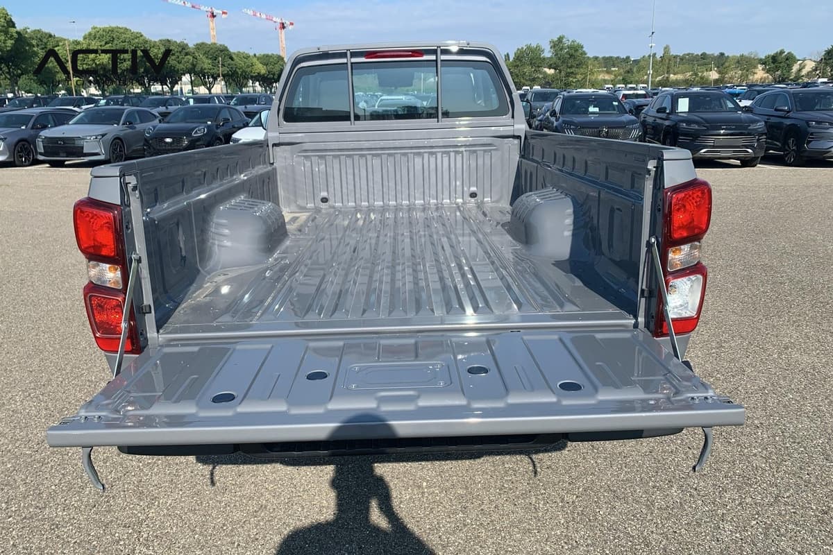 Isuzu D-MAX : plateau de pick-up gris avec hayon rabattu et passages de roue
