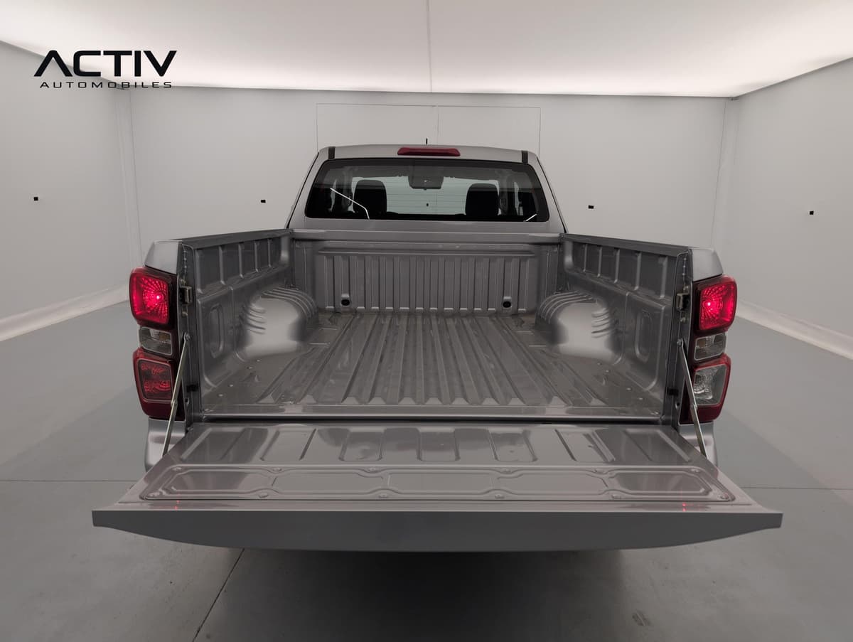 Isuzu D-MAX : plateau de chargement vu de l'arrière, hayon rabattu et feux arrière visibles