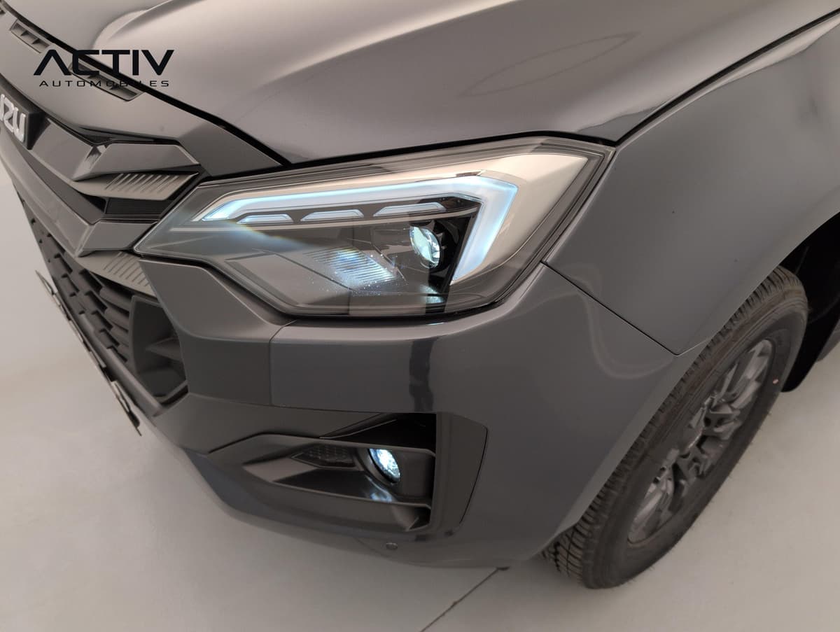 Isuzu D-MAX : optique avant gauche allumé avec antibrouillard et pare-chocs gris foncé