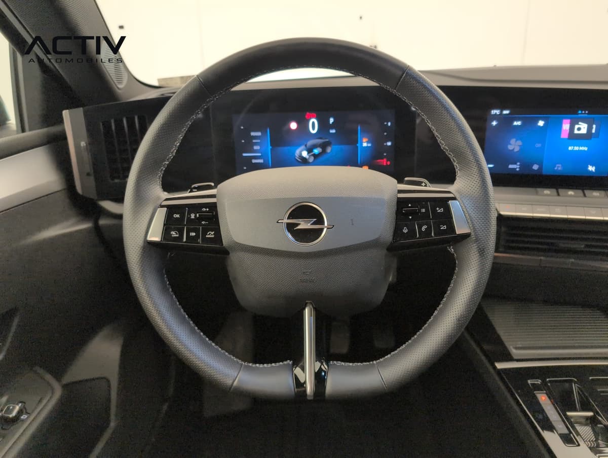 Opel Astra : volant avec commandes au pouce, palettes et écran d'instrumentation digitale