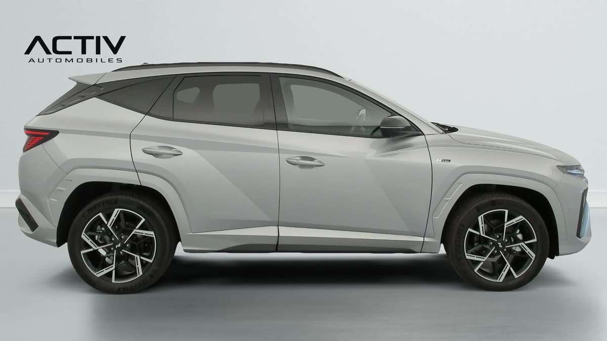Hyundai Tucson : profil droit du SUV gris argent avec jantes alliage bicolores