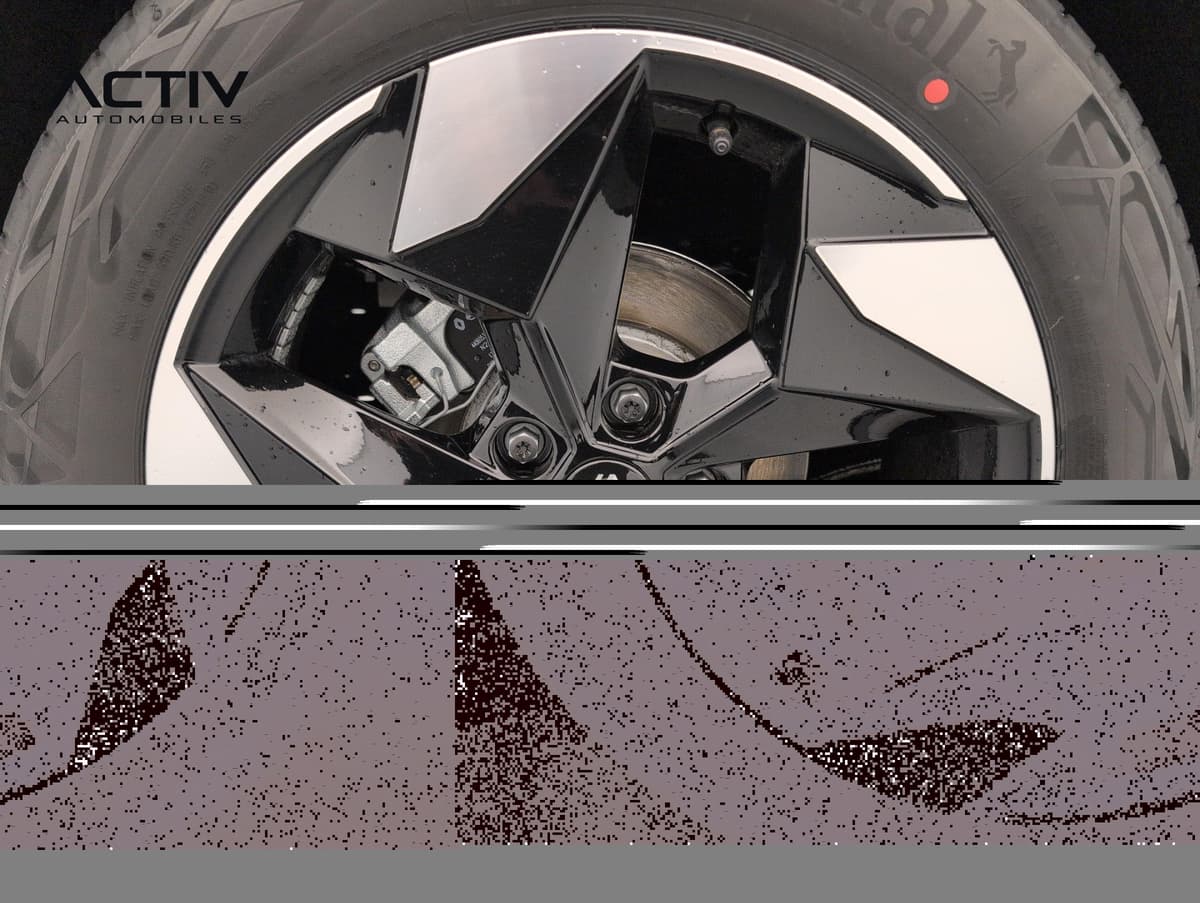 Renault Captur : jante aluminium bicolore noir et argent avec pneu et étrier de frein visible