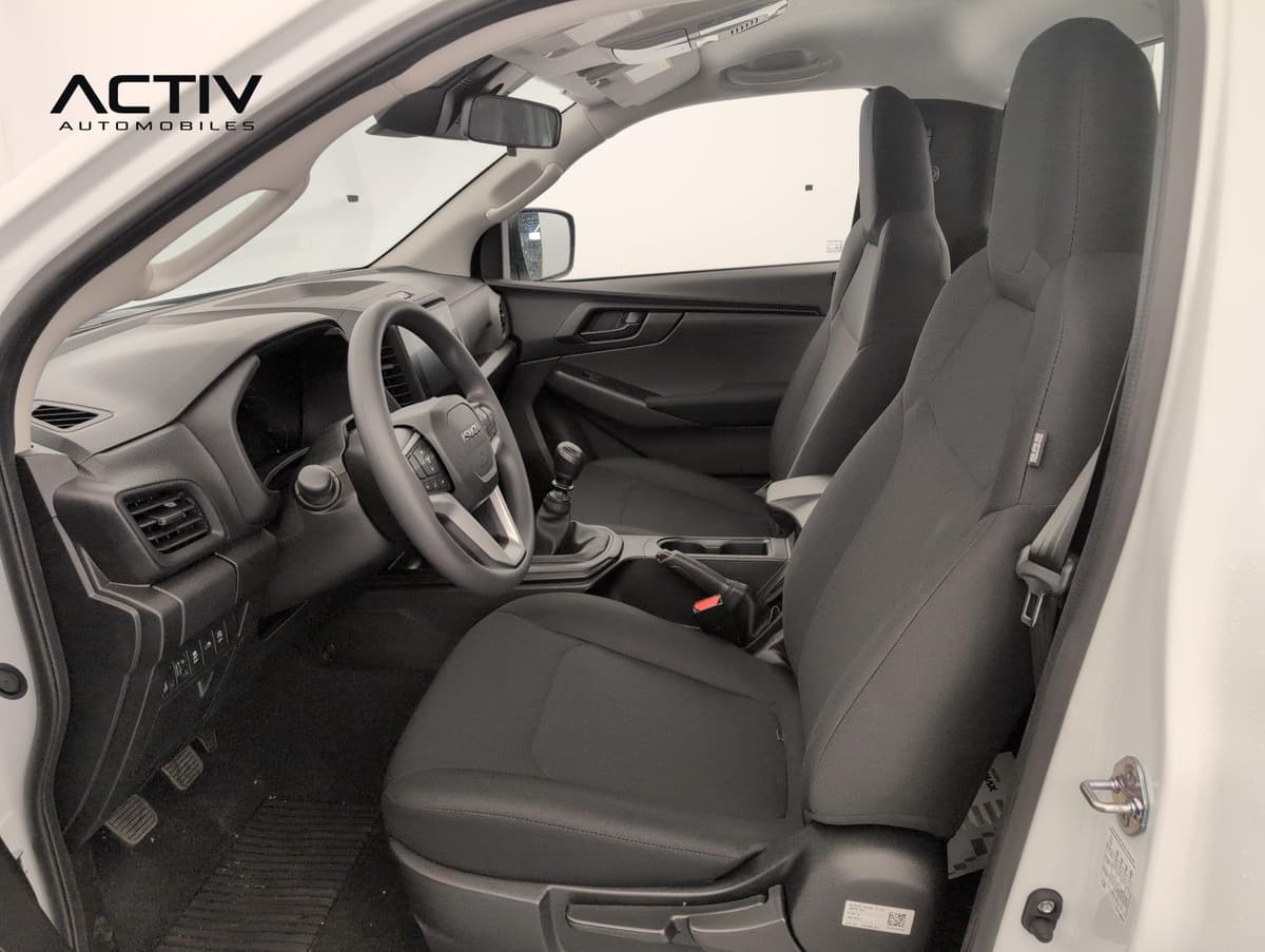 Isuzu D-MAX : habitacle avant côté conducteur avec sièges en tissu sombre et levier manuel