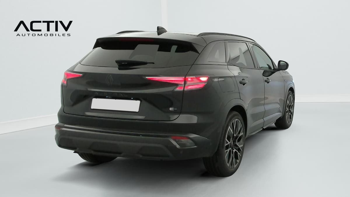 Renault Austral : vue arrière trois quarts droit d'un SUV noir avec jantes alliage sombres