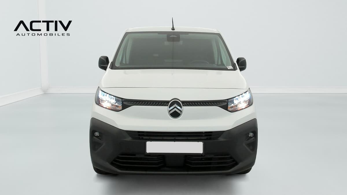Citroën Berlingo Van : face avant blanche avec feux allumés et pare-chocs noir
