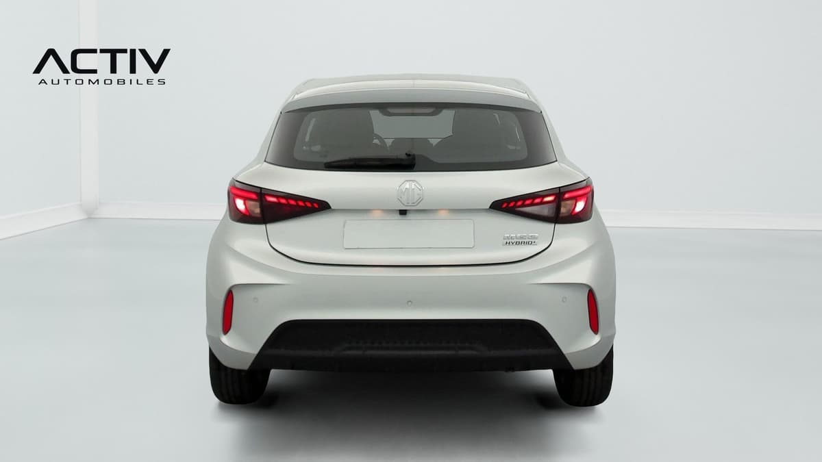 Mg MG3 : face arrière d'une citadine grise avec feux à LED et capteurs de stationnement