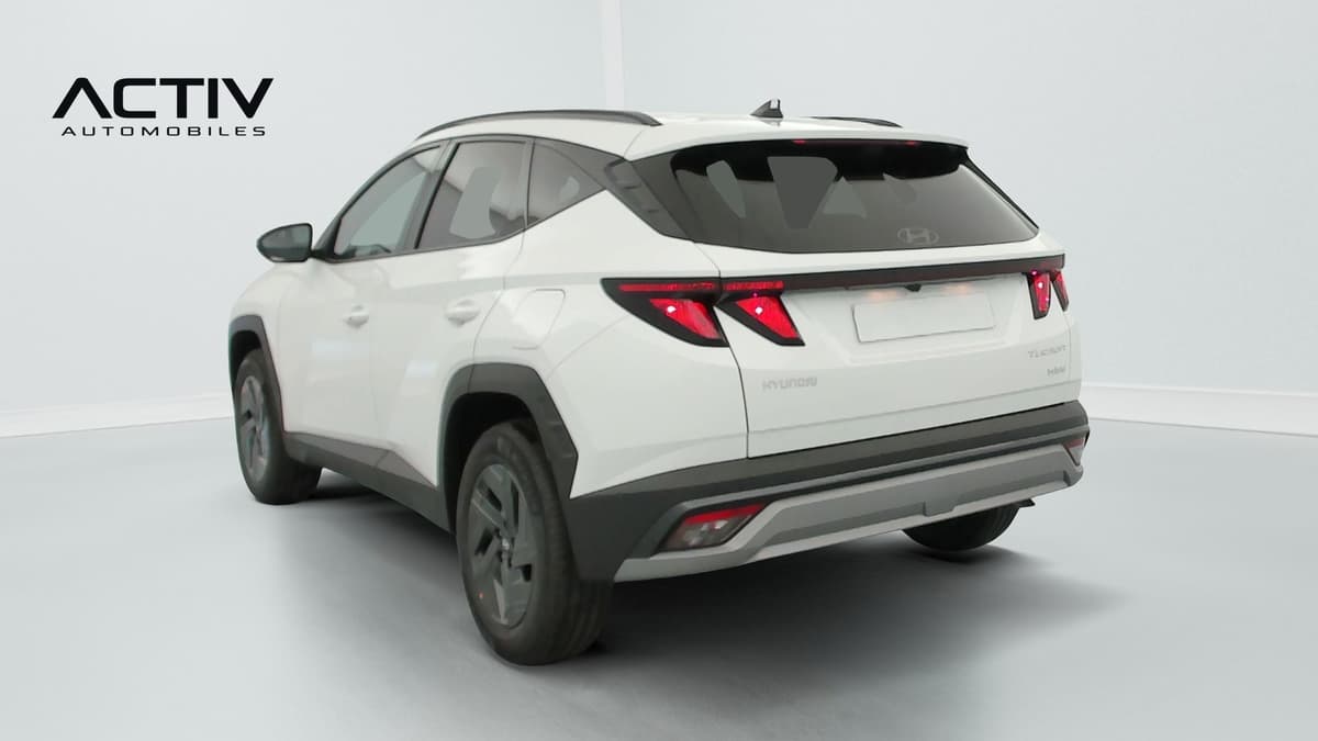 Hyundai Tucson : arrière trois quarts gauche d'un SUV blanc avec feux arrière et jantes alliage