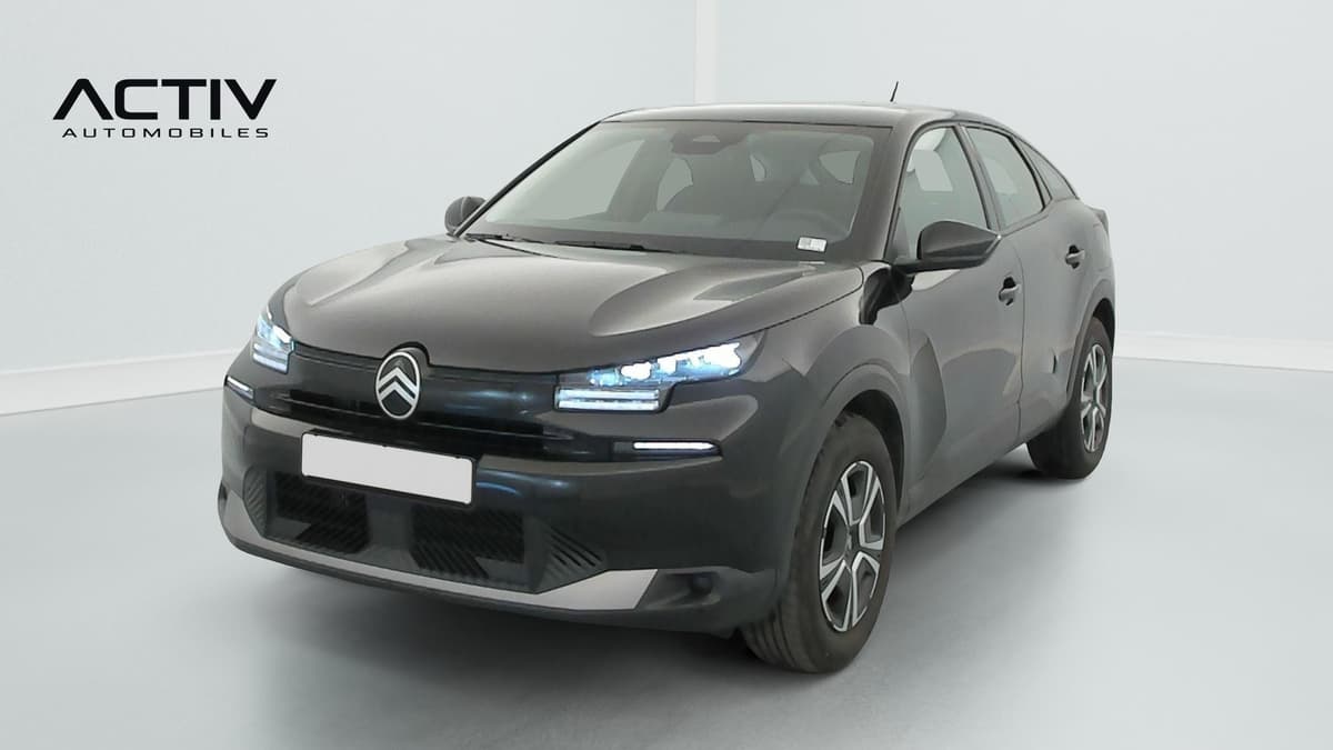Citroën C4 : vue avant trois quarts droit, projecteurs LED allumés et jante à enjoliveur