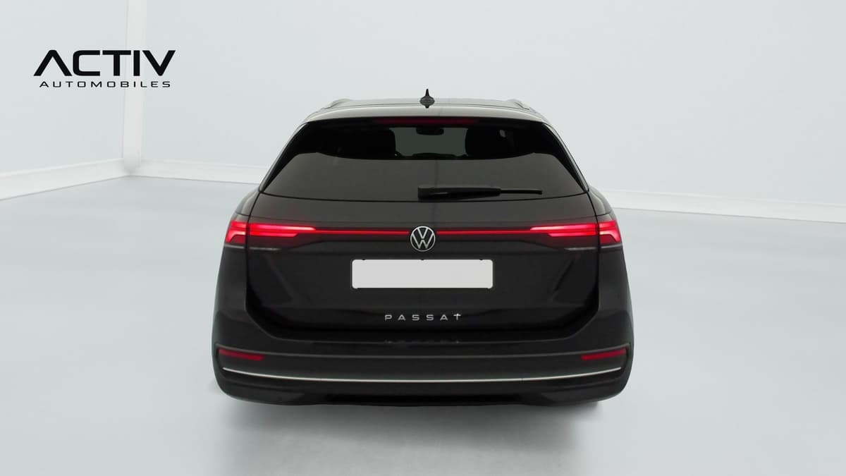 Volkswagen Passat : face arrière noire avec bandeau lumineux et rampes de toit