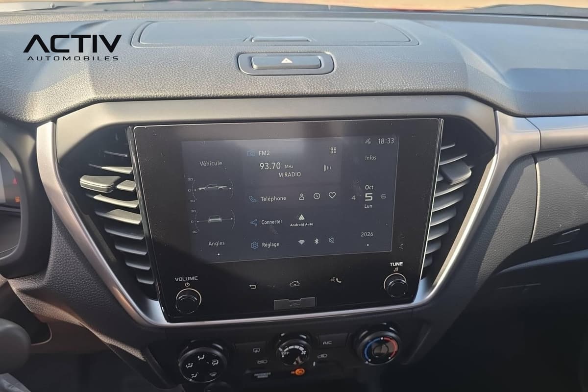 Isuzu D-MAX : écran tactile central avec commandes de climatisation et aérateurs