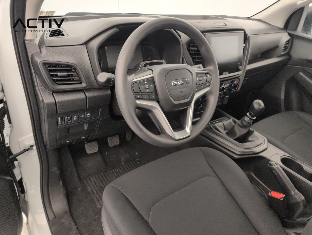 Isuzu D-MAX : habitacle avant côté conducteur avec volant, écran tactile et levier manuel