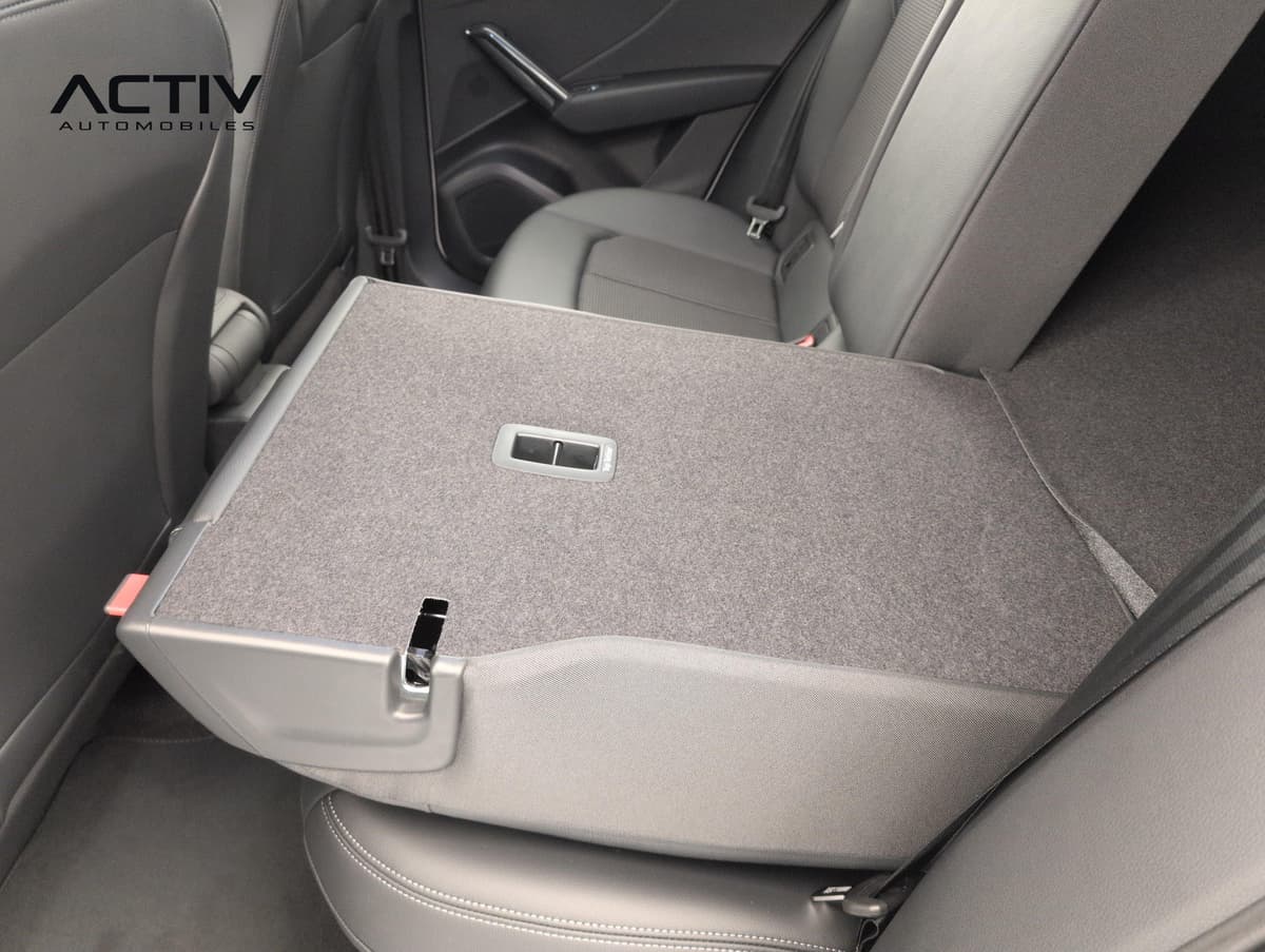 Audi Q2 : dossier de banquette arrière rabattu avec revêtement moquette grise