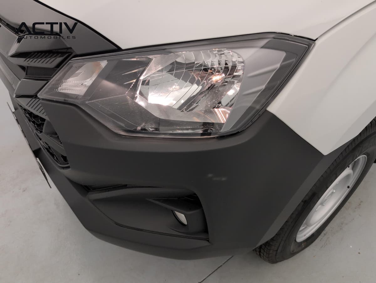 Isuzu D-MAX : phare avant halogène et pare-chocs noir avec antibrouillard