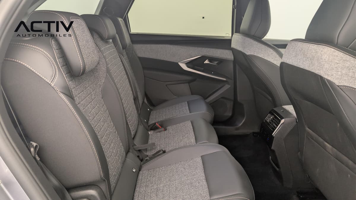 Peugeot 5008 : banquette arrière en tissu chiné et simili noir vue par la portière ouverte
