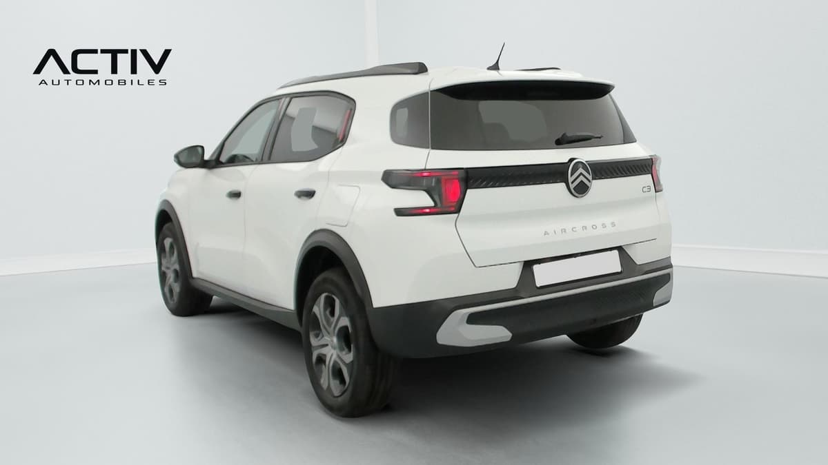 Citroën C3 Aircross : vue arrière trois quarts gauche, blanche, avec barres de toit et feux à LED