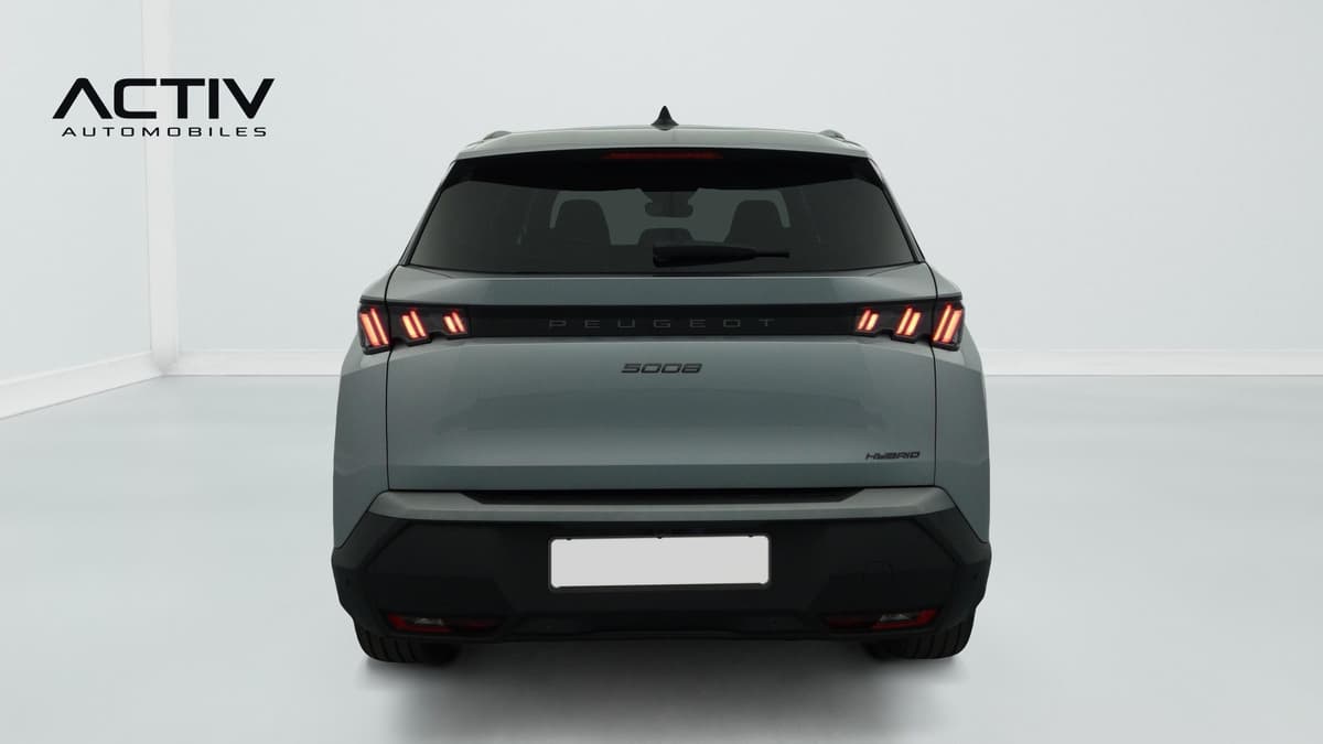 Peugeot 5008 : face arrière avec feux à LED à trois griffes et bandeau noir laqué