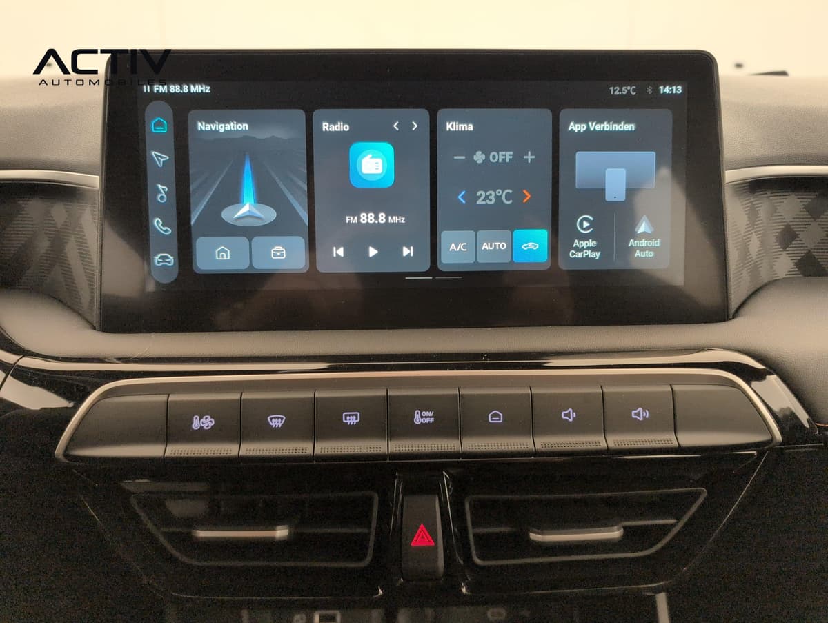 Mg MG3 : écran tactile central avec menus et rangée de boutons sous l'écran