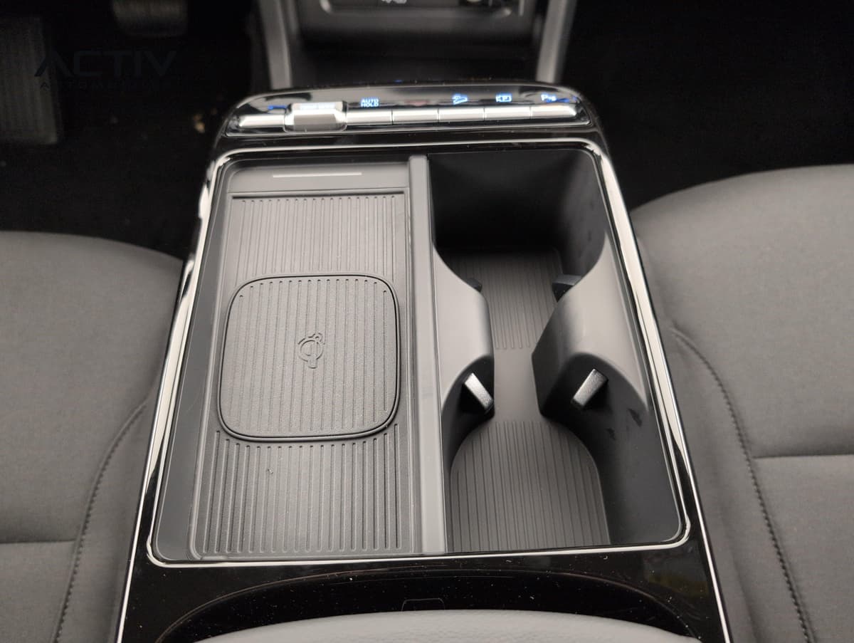 Hyundai Tucson : console centrale avec chargeur sans fil et porte-gobelets entre les sièges en tissu