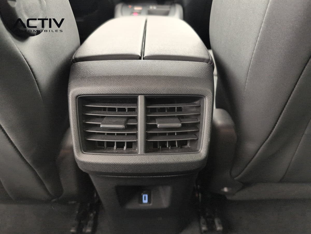 Citroën C5 Aircross : aérateurs arrière et prise USB sous l'accoudoir central, entre les sièges