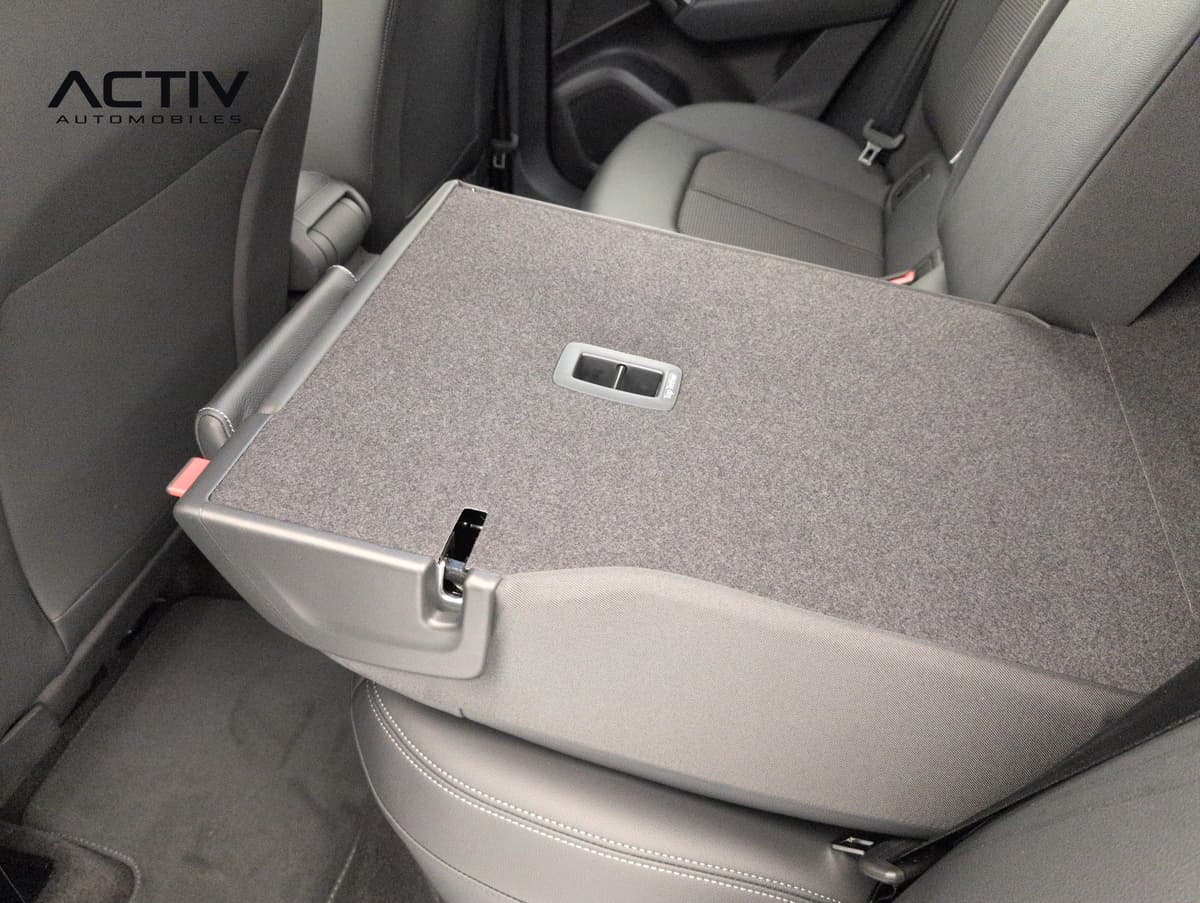 Audi Q2 : dossier de banquette arrière rabattu avec revêtement moquette