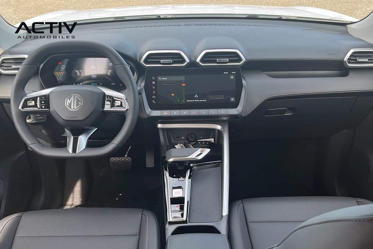 Mg ZS : planche de bord avec écran tactile, volant et levier de vitesses automatique