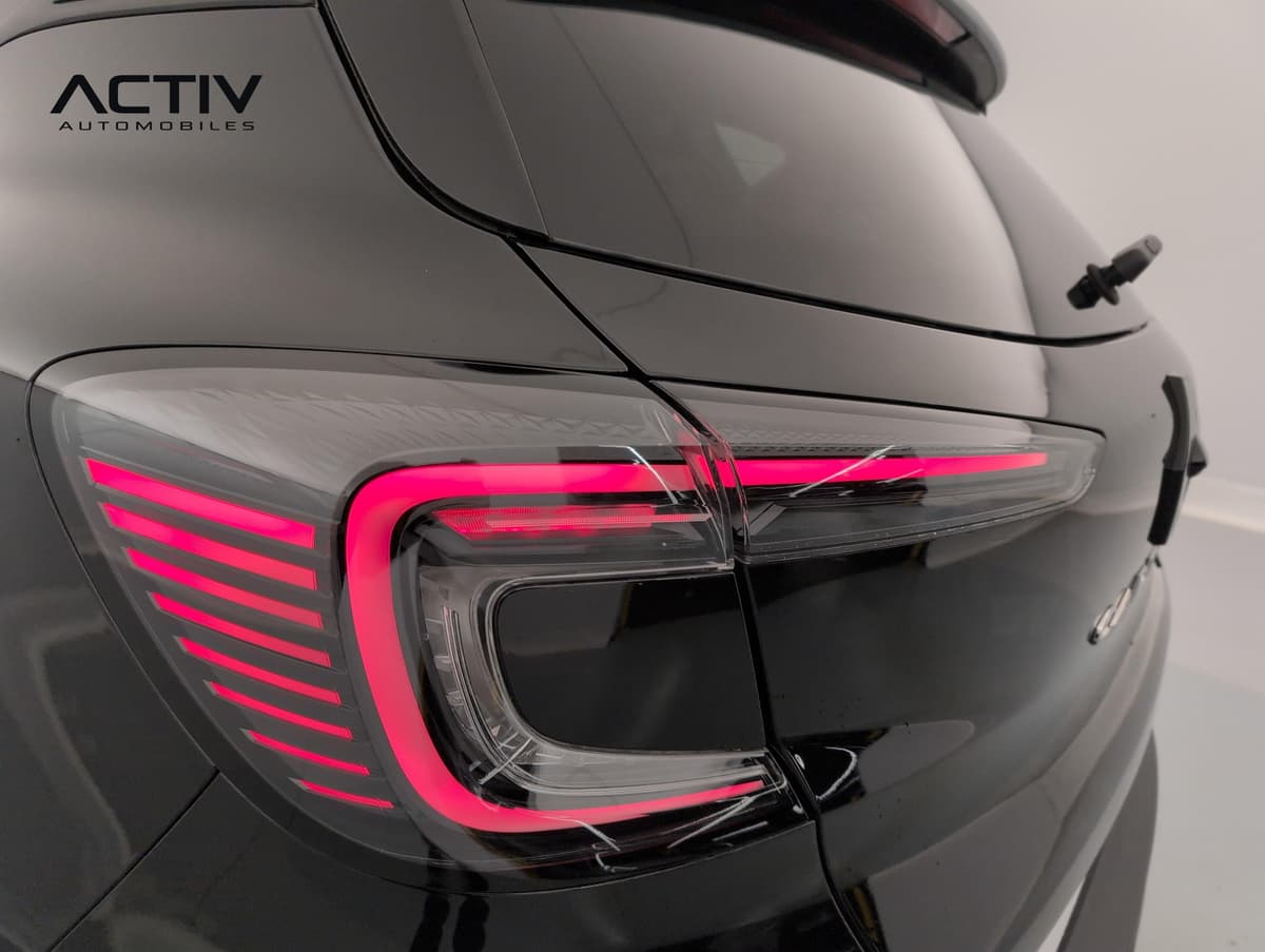 Renault Captur : feu arrière à LED en forme de C allumé, vu de près