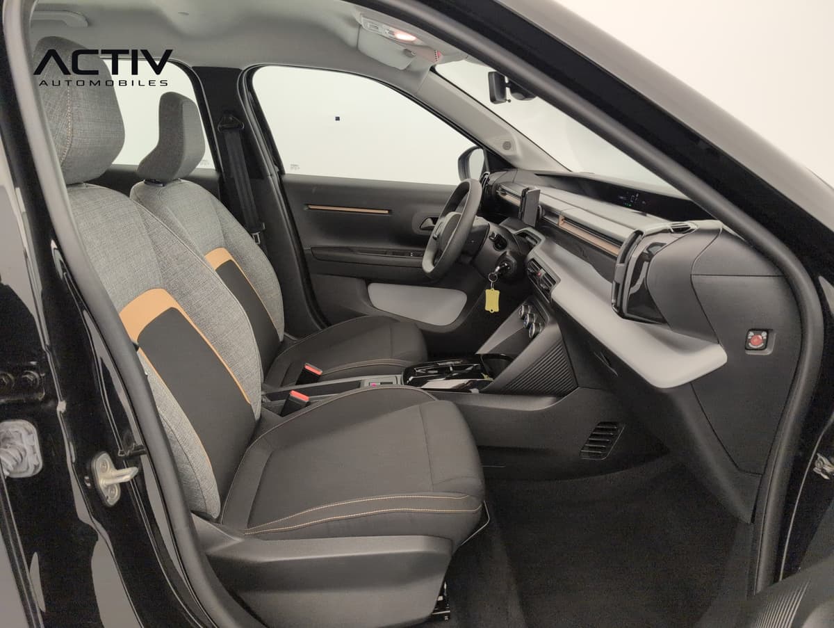 Citroën E-C3 Aircross : sièges avant en tissu gris et noir avec surpiqûres orange, vus côté passager