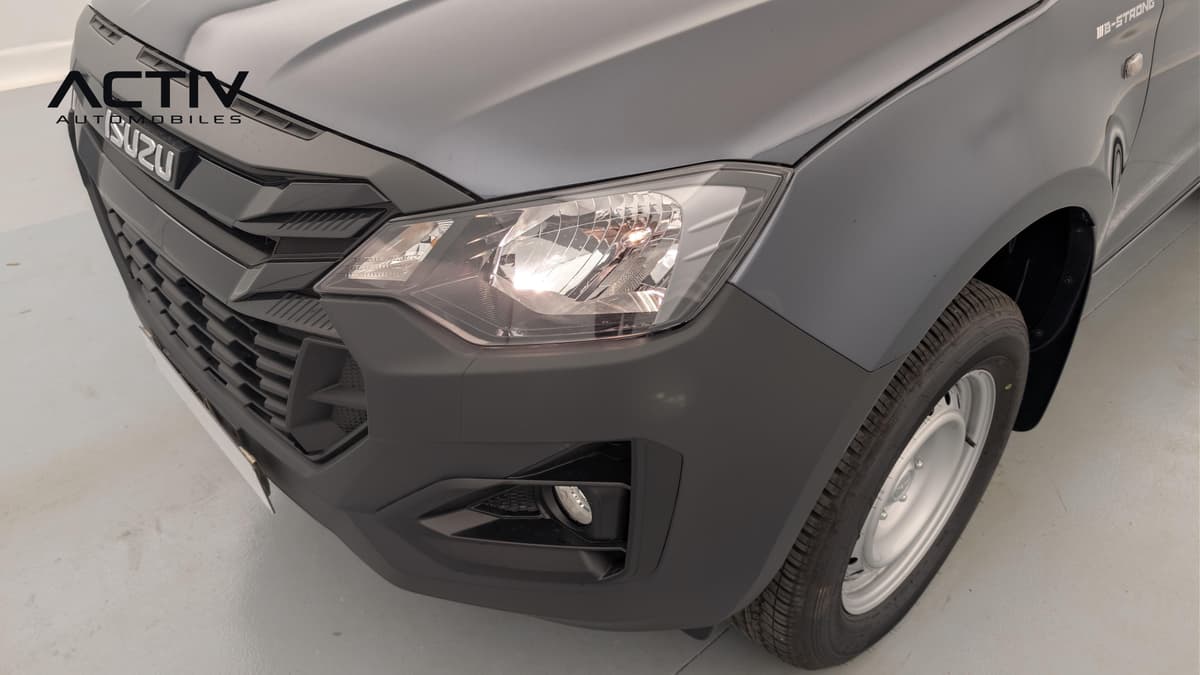 Isuzu D-MAX : phare avant halogène et antibrouillard dans un pare-chocs gris foncé