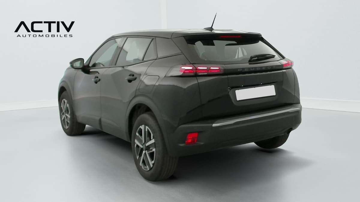 Peugeot 2008 : vue arrière trois quarts gauche, feux à trois griffes et jantes bicolores