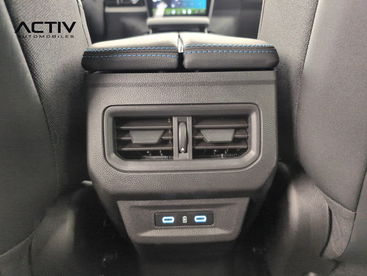 Renault Austral : console arrière avec aérateurs et deux prises USB sous l'accoudoir